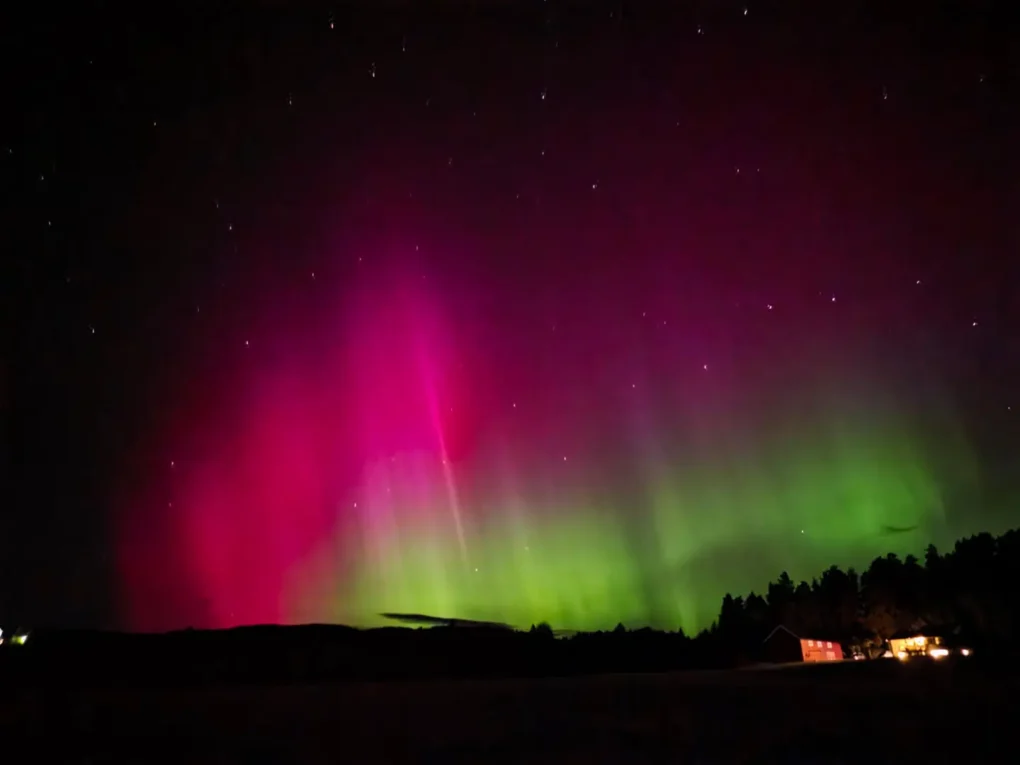 Bilde av nordlyset over Øvre Eiker i flotte farger. Foto: Emil-RN